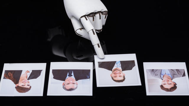 Robot Selecting Candidate Photograph 