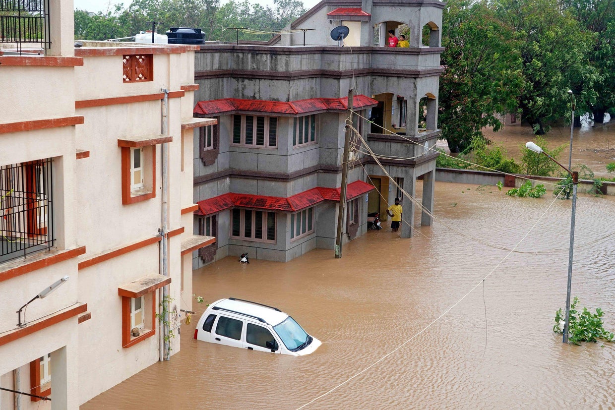 TOPSHOT-INDIA-PAKISTAN-WEATHER-CYCLONE 