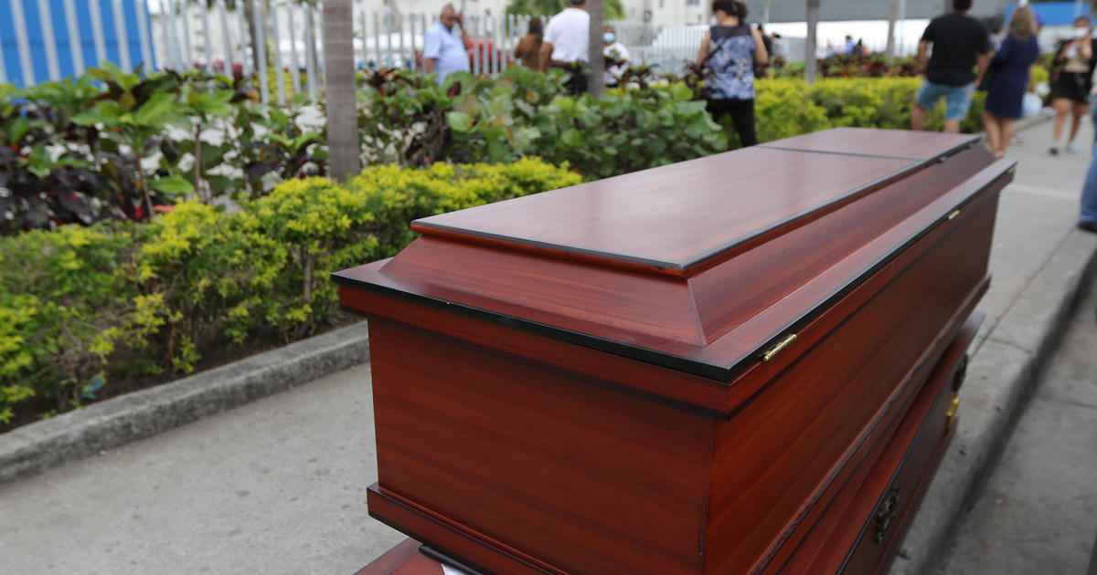 エクアドル人女性が起きたまま棺にひっくり返されて死亡
