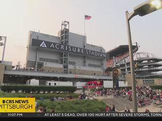 The crowd fills the stadium at Lincoln Financial Field in