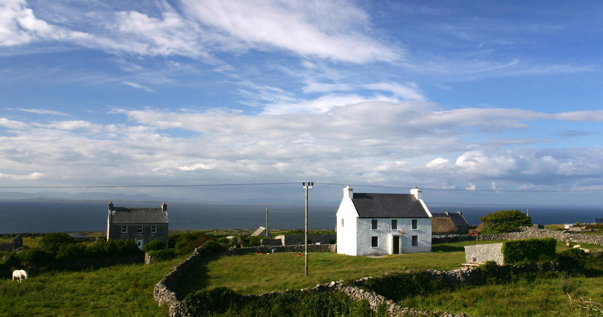 아일랜드는 외딴 섬에서 집을 사는 사람들에게 최대 $92,000를 지불합니다.  작동 방식은 다음과 같습니다.