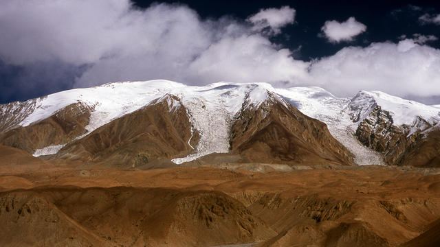 China: Glaciers pour down from the Pamir Mountains, Karakoram Highway, Xinjiang 
