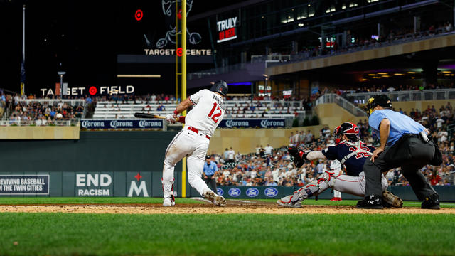 Farmer's single in the 10th carries Twins past Red Sox