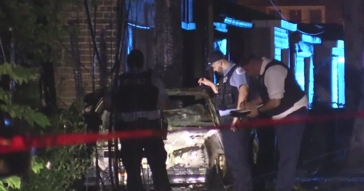 Fiery crash on West Side leaves 1 man dead - CBS Chicago