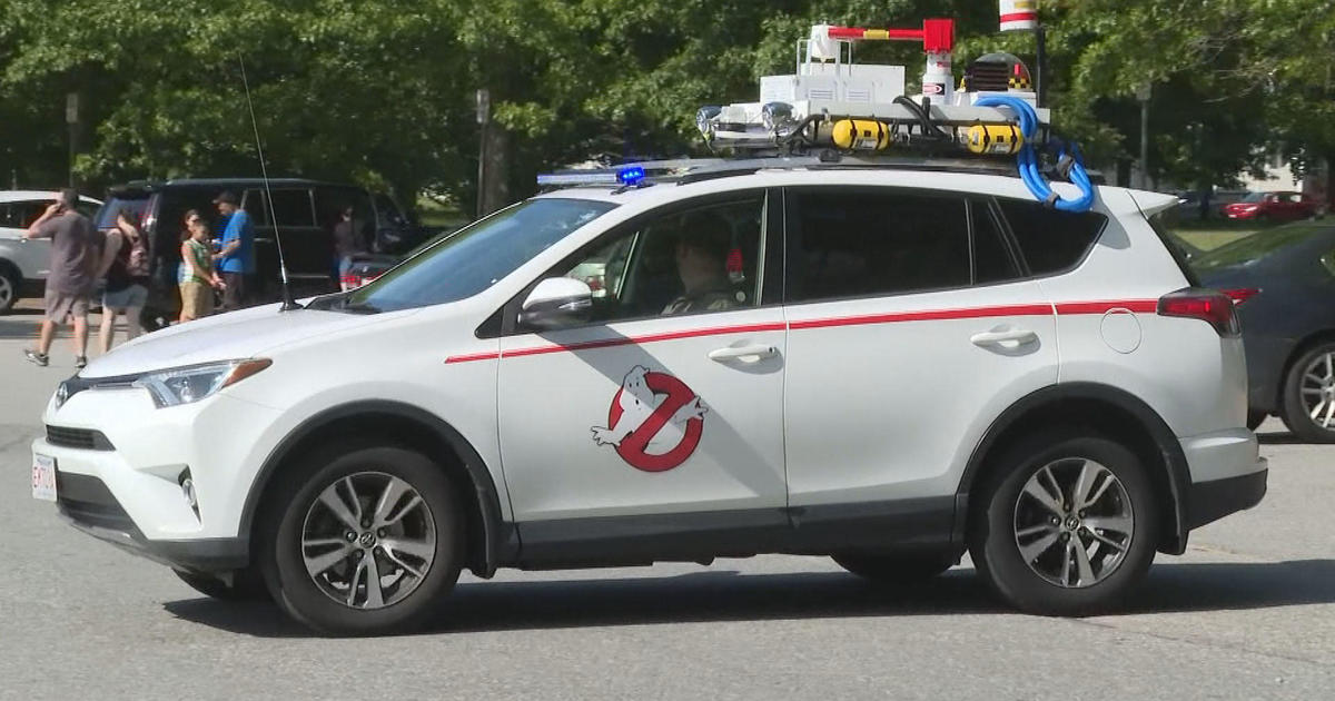 “Ghostbusters” superfan in Massachusetts turns his SUV into Ecto-1