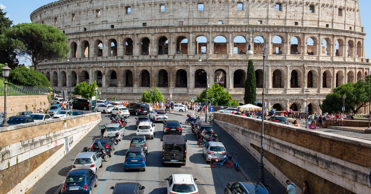 Fotografiar a un turista tallando el nombre de su prometida en el Coliseo: «una señal de gran descortesía»