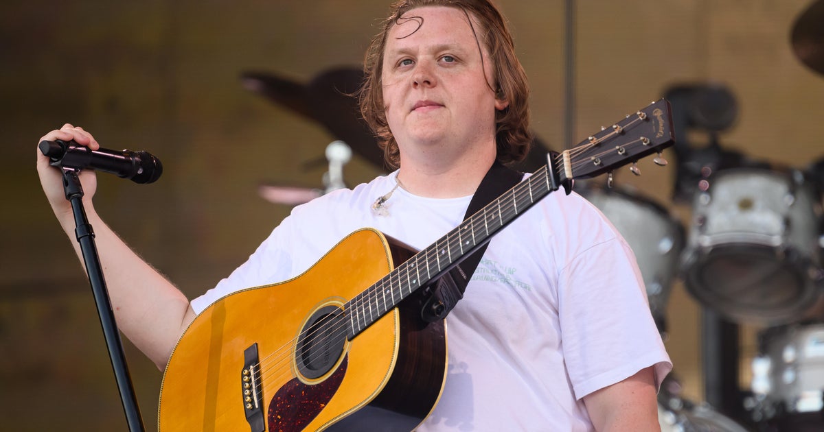 Lewis Capaldi ogłasza przerwę w koncertowaniu wśród zmagań Tourette’a: „Najtrudniejsza decyzja w moim życiu” Lewis Capaldi ogłasza przerwę w koncertowaniu wśród zmagań Tourette’a: „Najtrudniejsza decyzja w moim życiu”