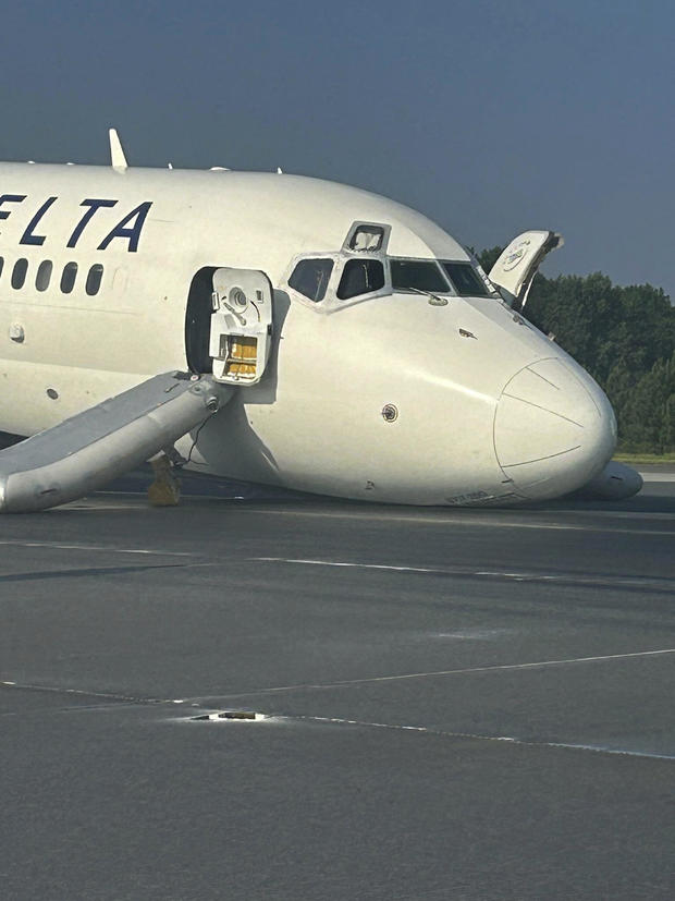 Delta plane makes smooth emergency landing in Charlotte - CBS News