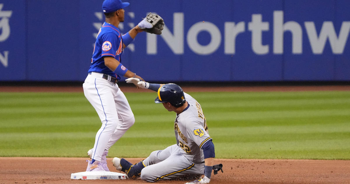 Christian Yelich of the Milwaukee Brewers singles during the seventh  News Photo - Getty Images