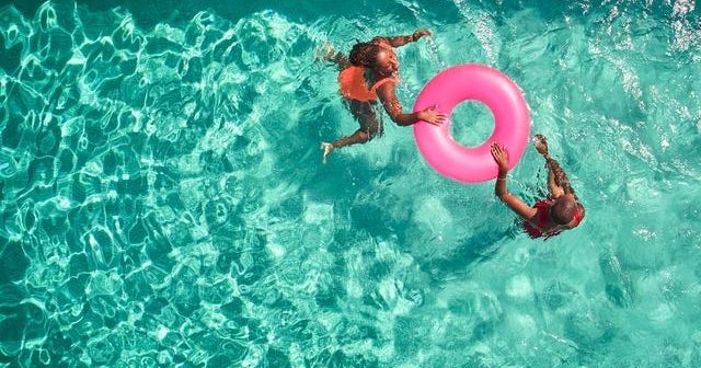 Tips for snagging last-minute summer flight deals - CBS News