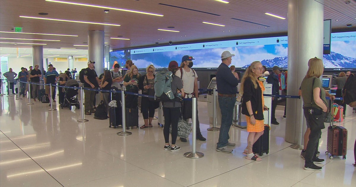 Passagiere von United Airlines erleben den zweiten Tag des Chaos am Denver International Airport Passagiere von United Airlines erleben den zweiten Tag des Chaos am Denver International Airport