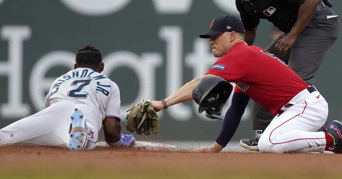 Marlins defeat Pink Sox 2-