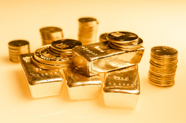 Investing in gold-bars-and-currency-advantages-of-crime.jpg 