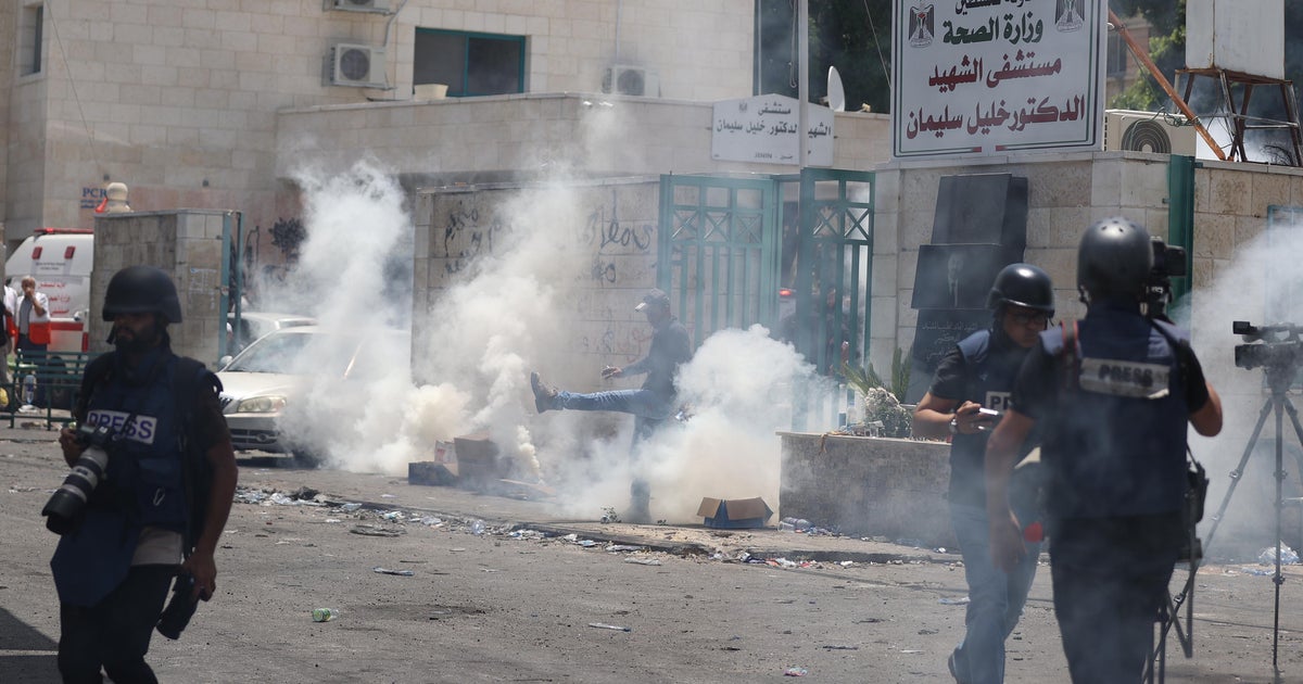 Warga Palestina melarikan diri dari serangan Israel di sebuah kamp pengungsi di Tepi Barat dan beberapa orang terluka dalam serangan mobil di Tel Aviv Warga Palestina melarikan diri dari serangan Israel di sebuah kamp pengungsi di Tepi Barat dan beberapa orang terluka dalam serangan mobil di Tel Aviv