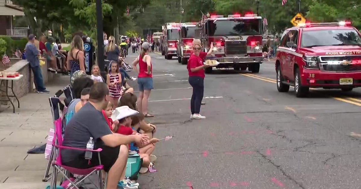 Annual 4th of July parade marches through Ridgewood, N.J. CBS New York