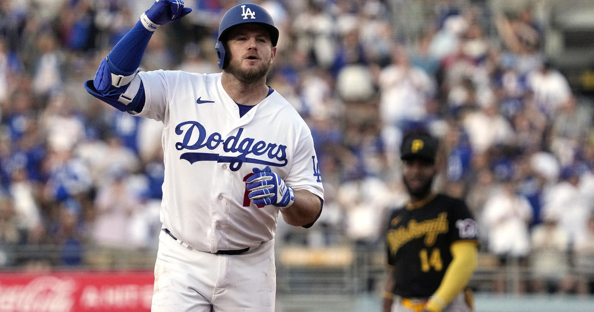 Muncy homers, Roberts gets 700th win as manager in Dodgers' 5-2 victory  over Pirates - CBS Los Angeles