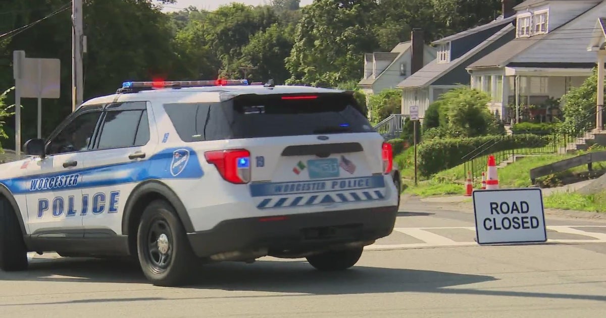 Worcester Police surround home in standoff with man after 2 people shot ...