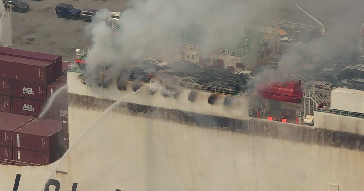 Un incendio sigue ardiendo días después de que 2 bomberos murieran a bordo de un buque de carga de Port Newark