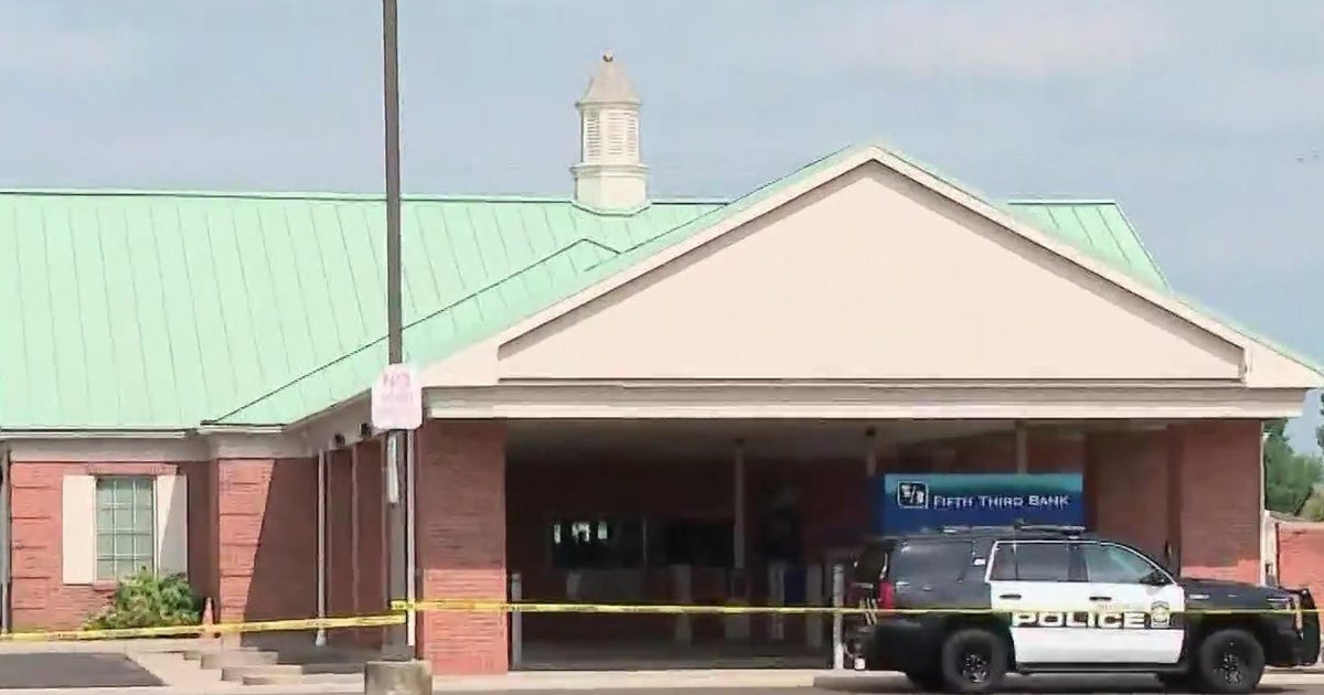 U.S. Marshals arrest Ohio bank robbery suspect at O'Hare CBS Chicago