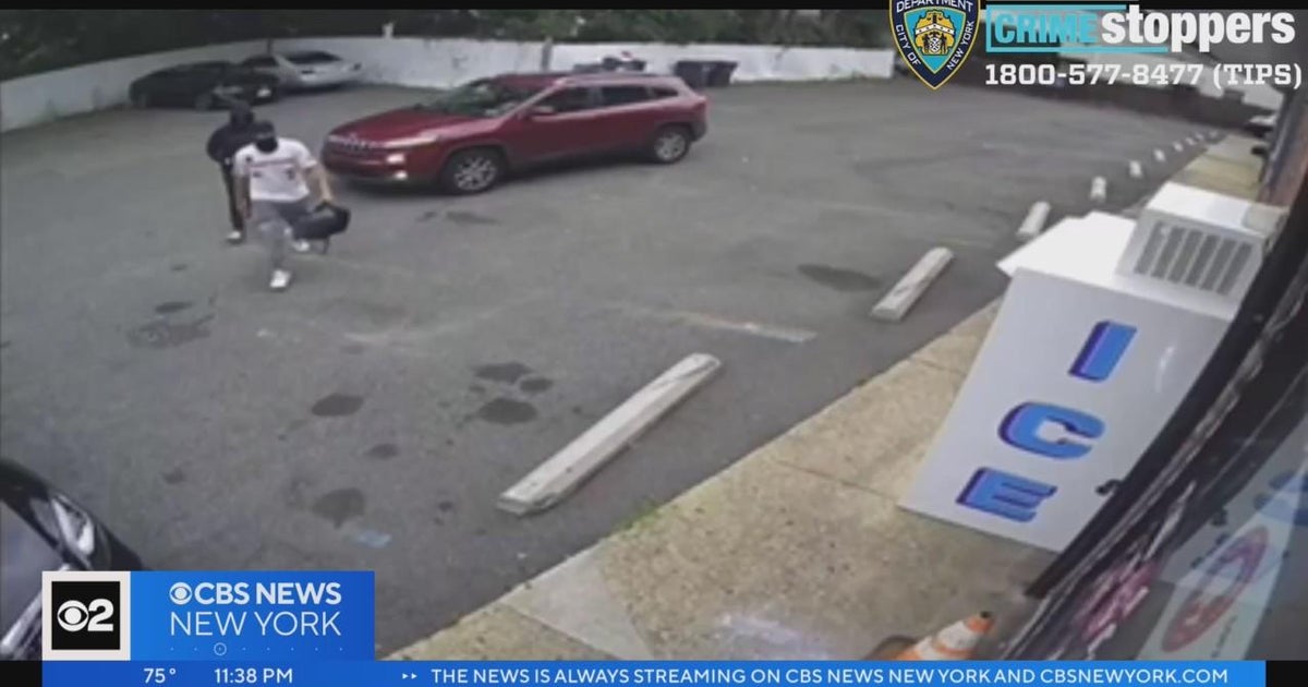 Video shows 2 men wanted in deadly Staten Island deli shooting CBS