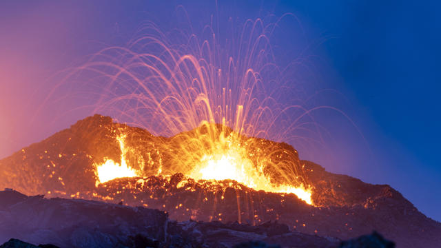 Volcano erupts near Icelandic capital 
