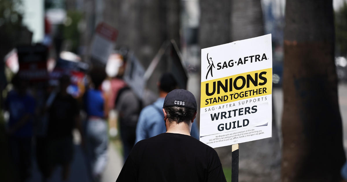SAG-AFTRA agrees to federal mediation with studios as deadline approaches