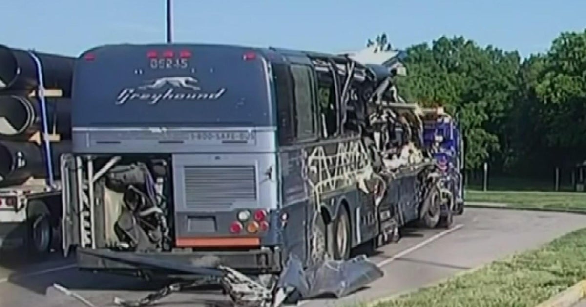 Crash in Highland, Illinois involving Greyhound bus leaves 3 dead, 14