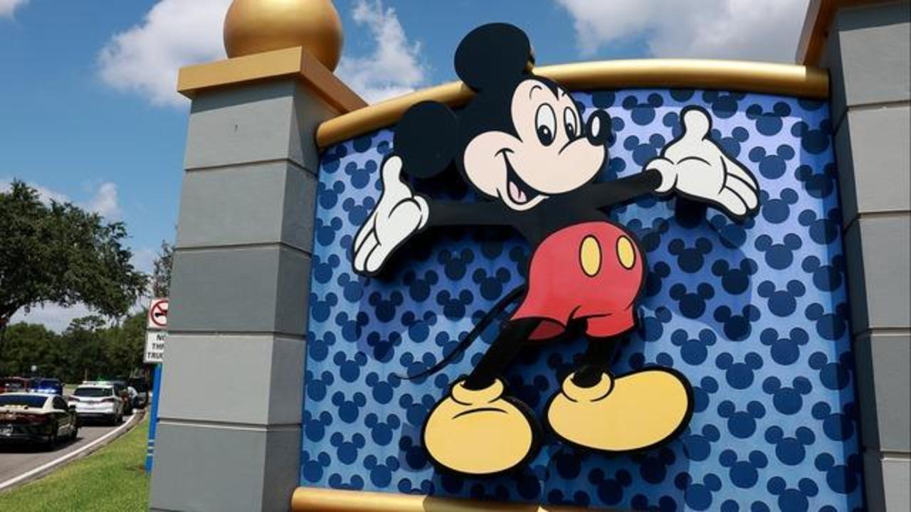 2023 Disney Parks Walt Disney & Mickey Mouse ''
