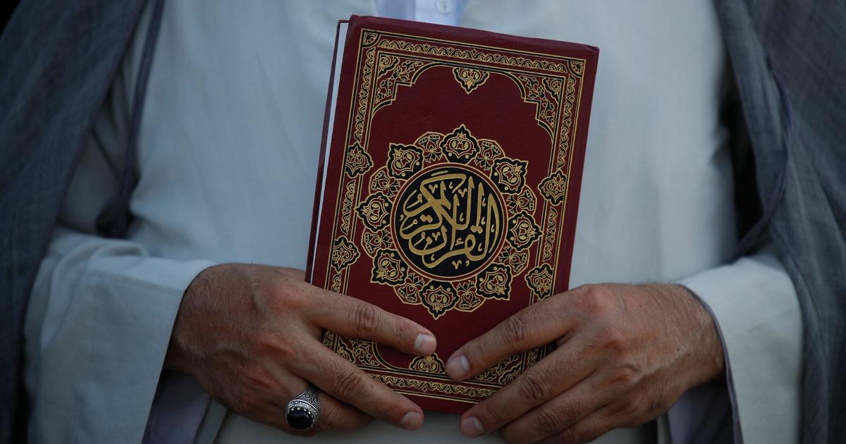 الكويت توزع 100 ألف نسخة من القرآن الكريم في السويد بعد تدنيس الكتاب المقدس في احتجاج رجل واحد
