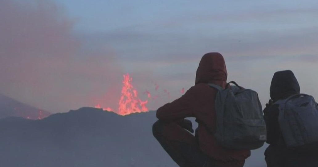 Tourists hike for hours to see Iceland volcano eruption - CBS Philadelphia