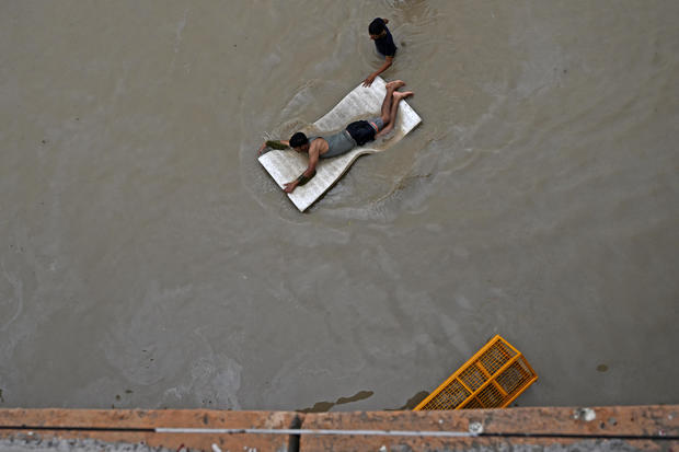 TOPSHOT-INDIA-WEATHER-CLIMATE-FLOOD 