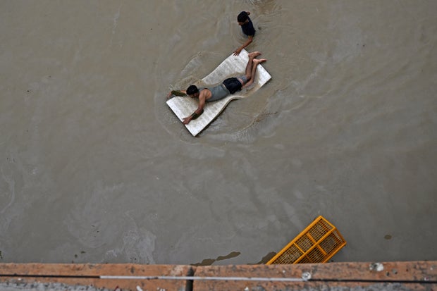 TOPSHOT-INDIA-WEATHER-CLIMATE-FLOOD