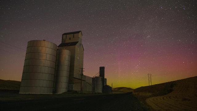 Pictures show northern lights in U.S.
