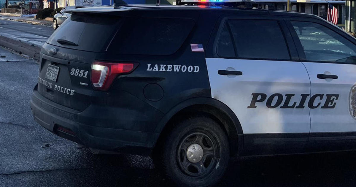 Lakewood Police Search For Suspects Who Pepper Sprayed Employees Stole Several Items Cbs Colorado