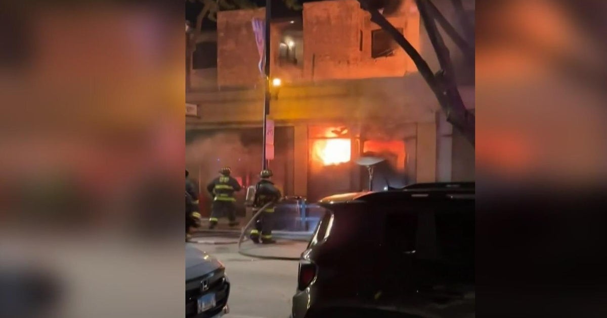 Fire spreads to two storefronts in Edgewater - CBS Chicago