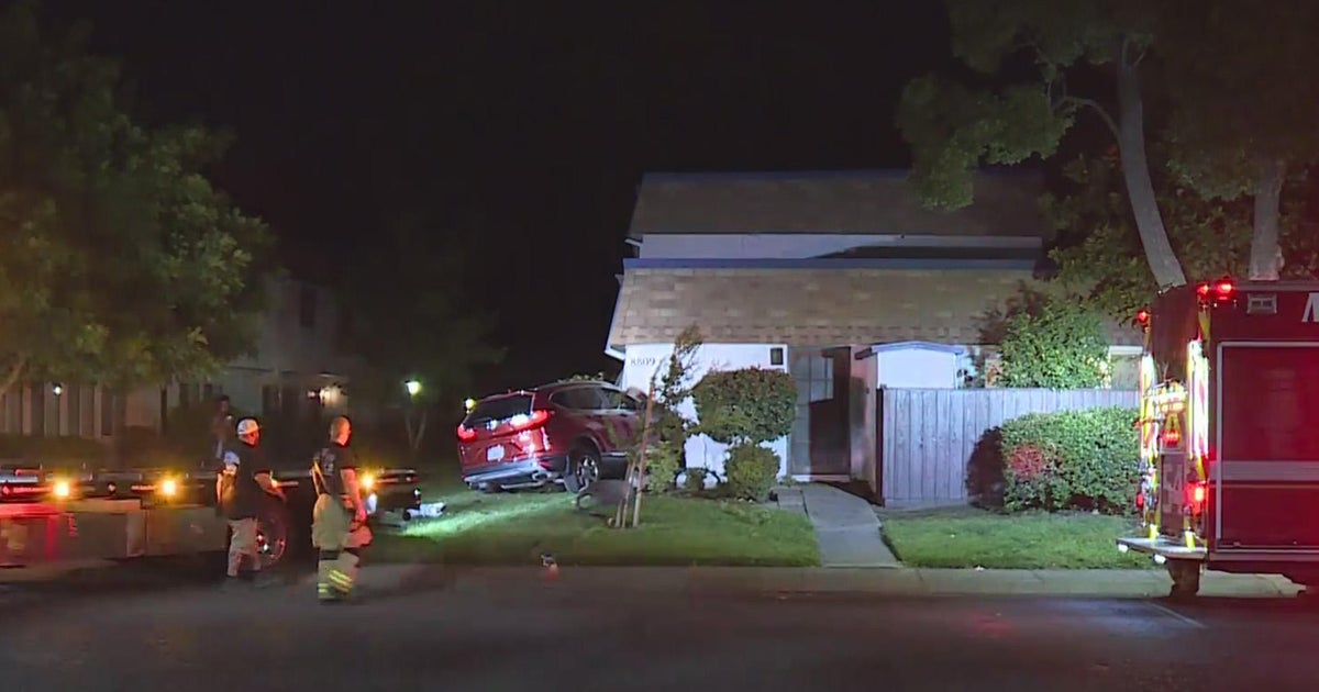 DUI suspect crashes into parked cars, apartment building in Sacramento County
