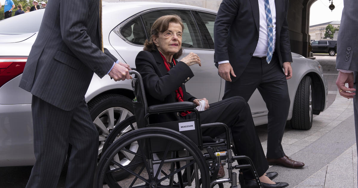 Сенатор Даян Файнщайн се възстановява след посещение в болница за „леко падане“ в дома в Калифорния