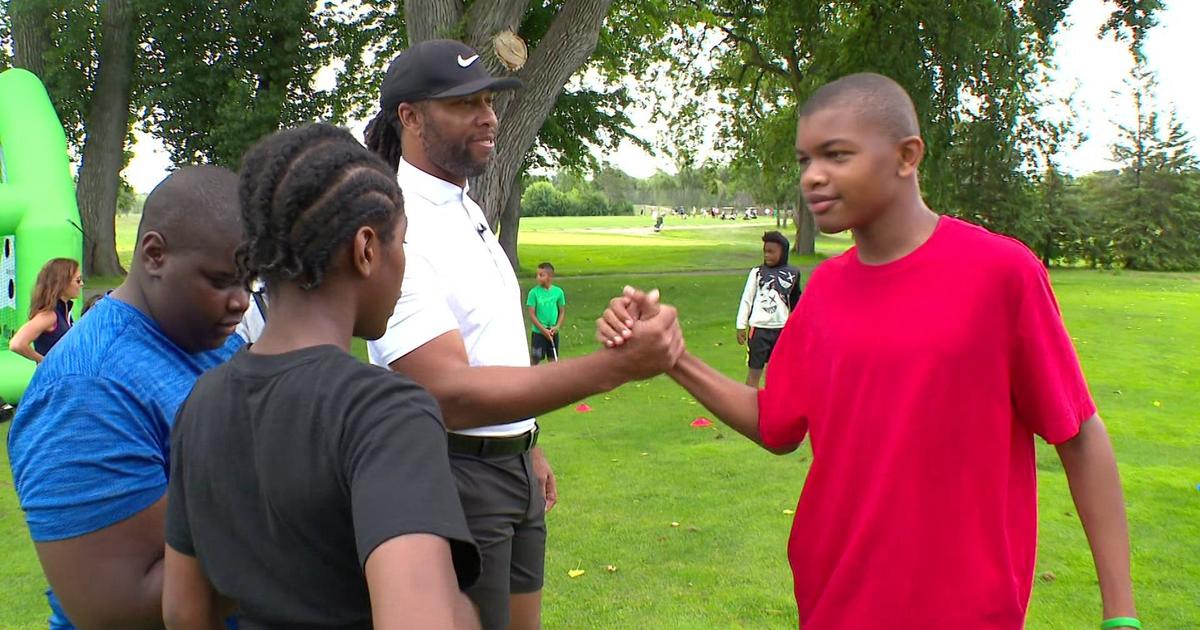 Larry Fitzgerald holds youth golf camp at Hiawatha Golf Course, 24 years  after Tiger Woods did the same - CBS Minnesota