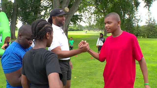 Larry Fitzgerald holds youth golf camp at Hiawatha Golf Course, 24 years  after Tiger Woods did the same - CBS Minnesota