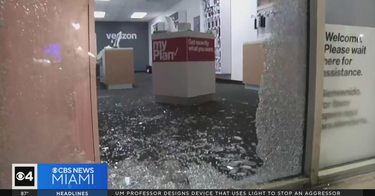 Smash and grab burglars goal SW Dade Verizon retailer