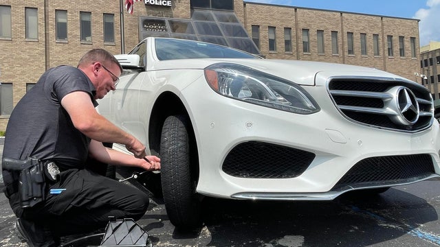 kdka-allegheny-county-police-change-flat-tire.jpg 