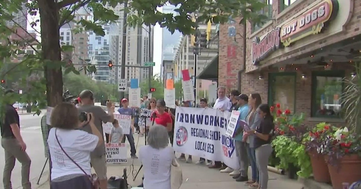 Portillos workers fighting to unionize Portillos workers fighting to unionize