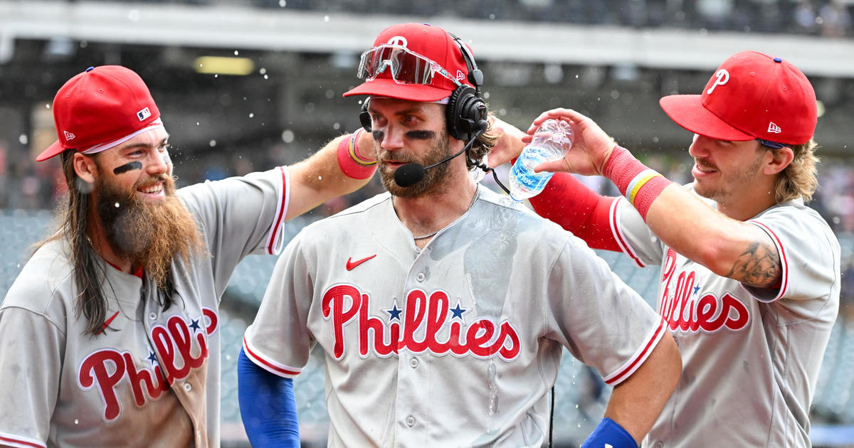 Harper's hitting and defense help the Phillies beat the Guardians