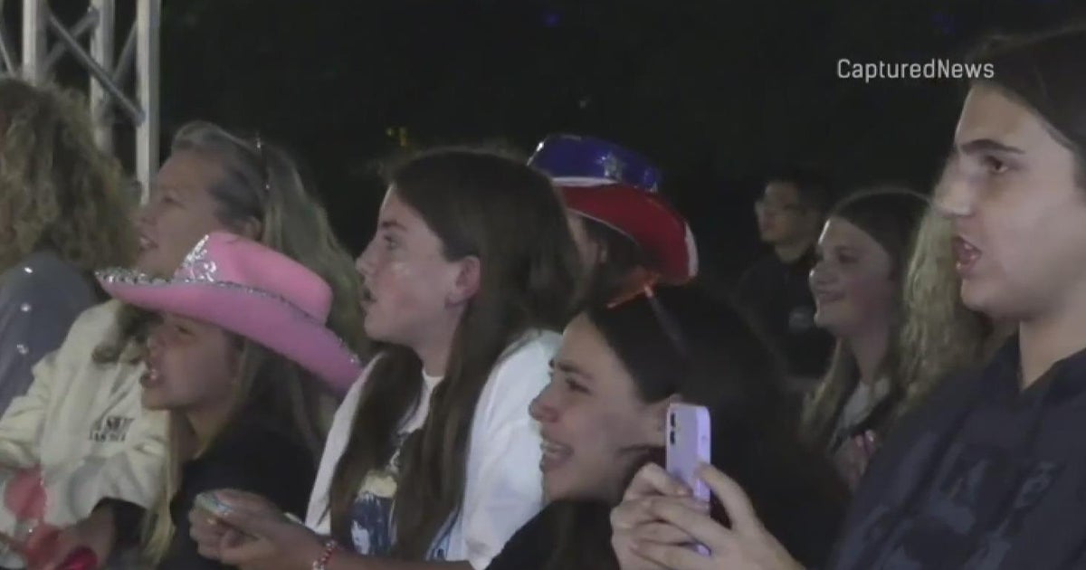 Beyonce fans brave the rain - CBS Chicago