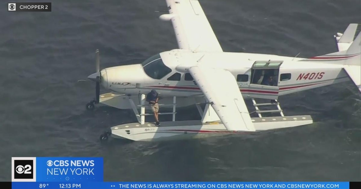 See It: Seaplane disabled in East River - CBS New York