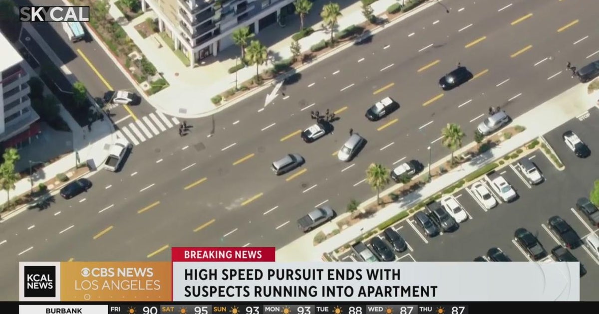 SWAT searches for bank robbery suspects in Anaheim - CBS Los Angeles