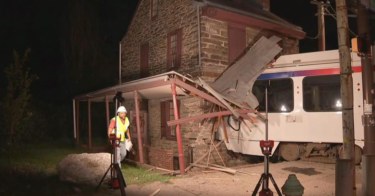 VIDEO: SEPTA trolley leaves tracks, hitting multiple cars and historic Philadelphia home