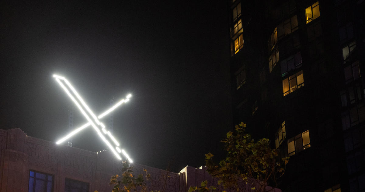Мигащ „X“, инсталиран в горната част на централата на Twitter в Сан Франциско – без разрешение от града