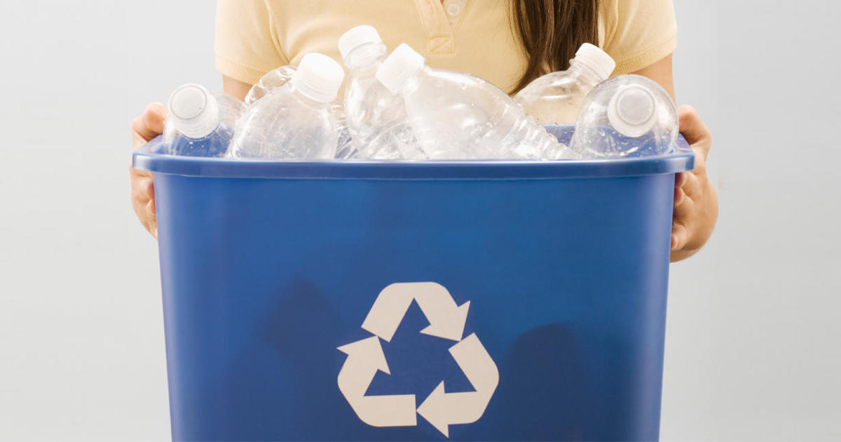 Символът за рециклиране на пластмаса „Преследващи стрели“ може да бъде изхвърлен в кошчето за боклук