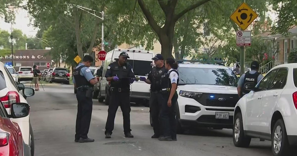 Chicago Shooting Suspects shoot, attempt to rob postal carrier in Kilbourn Park CBS Chicago